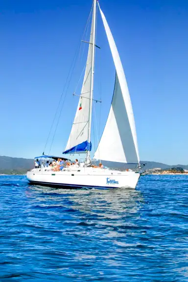 ¡Embárcate en un viaje inolvidable a bordo de uno de nuestros Veleros!